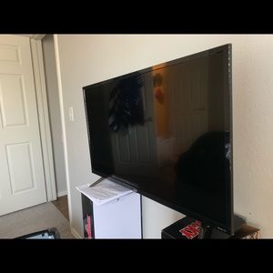 Tv TCL 32in comes with stand and remote